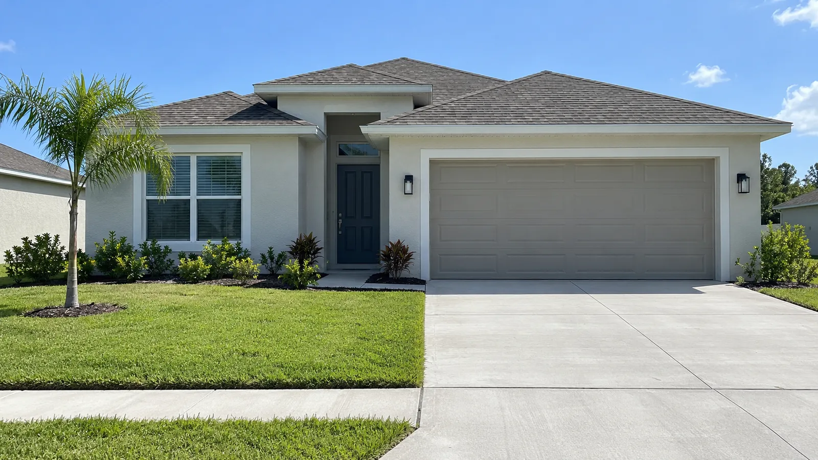 Marketing para constructores de vivienda en Florida: casa nueva de una planta recién terminada con césped y palmera joven